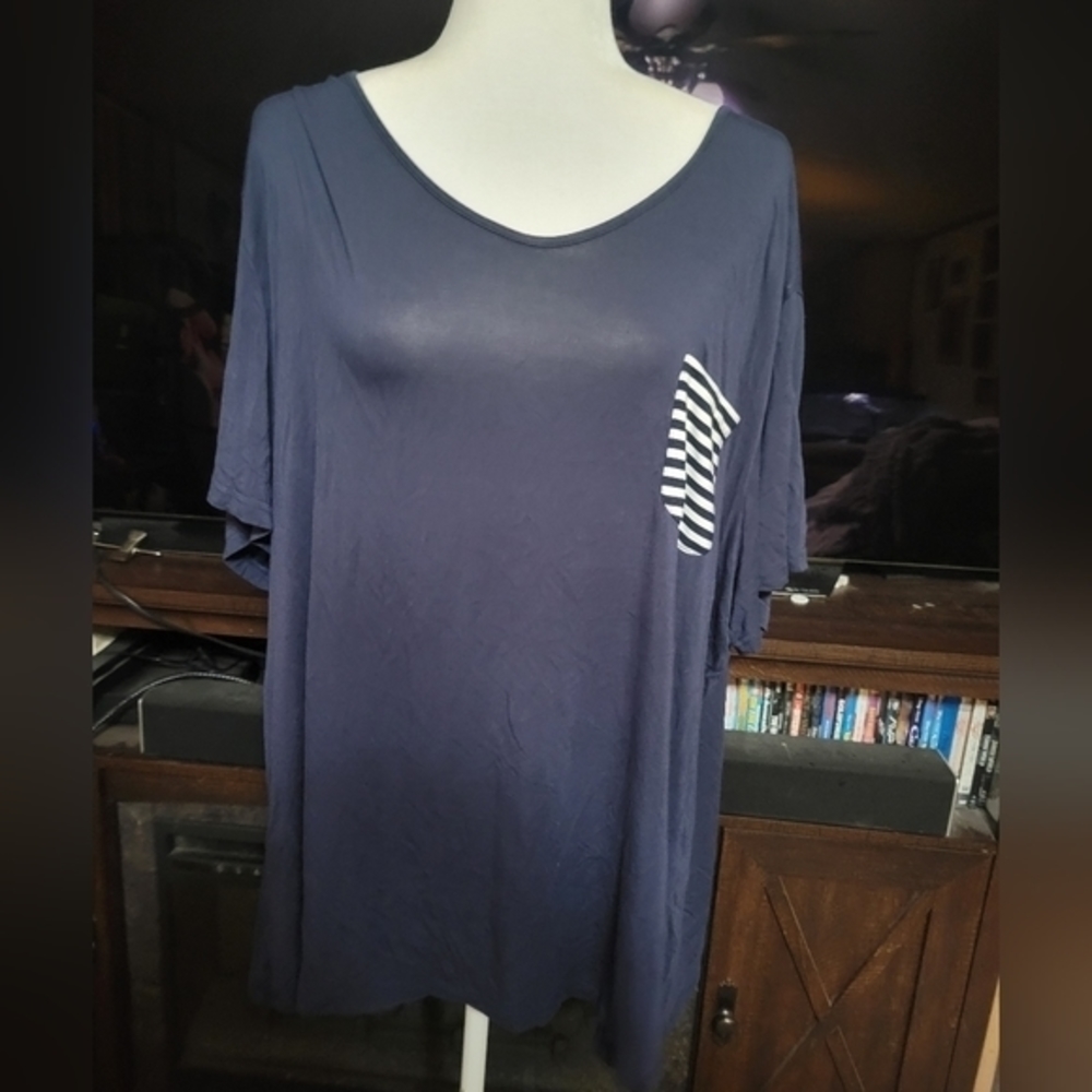 In‎ Voland size 22W Navy Tee with pocket